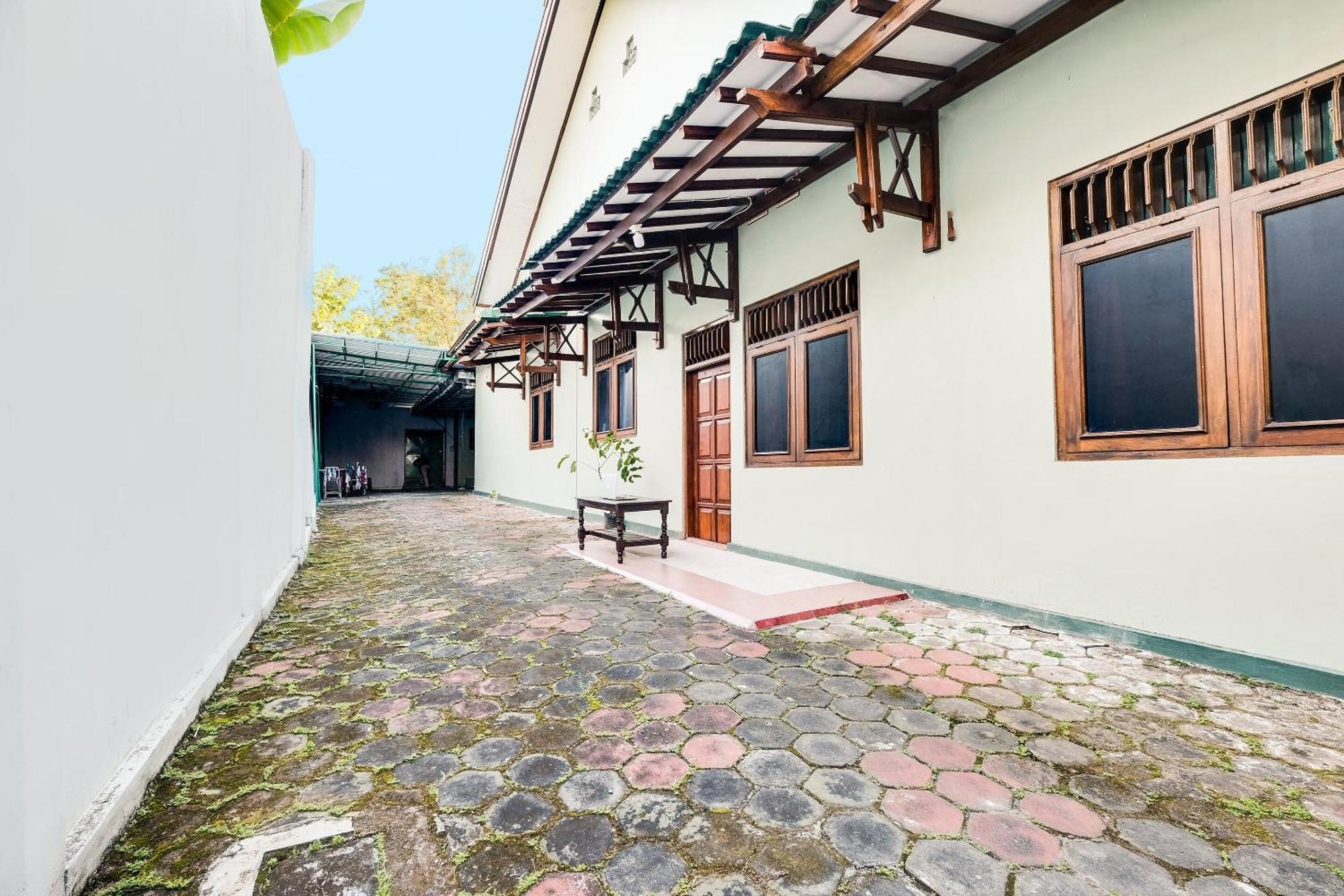 Spot On 92068 Pudja Kesuma Homestay Syariah Yogyakarta Bagian luar foto